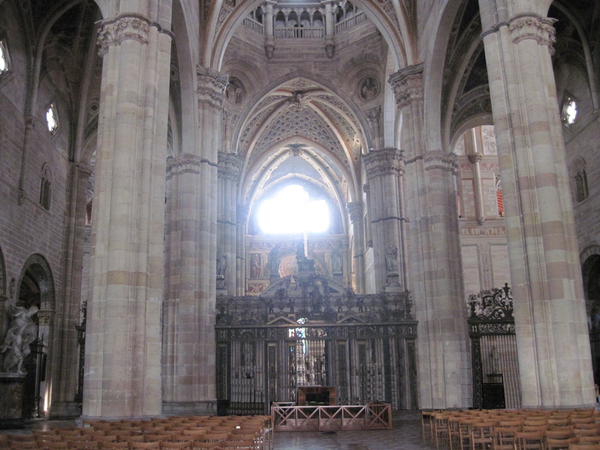 11-Pavia- Interno con la navata centrale